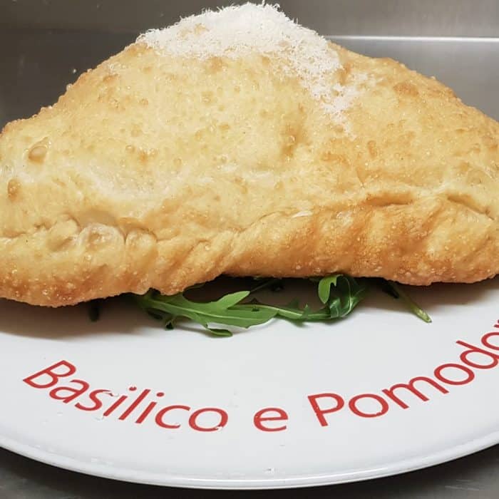 Une pizza frite dans une assiette