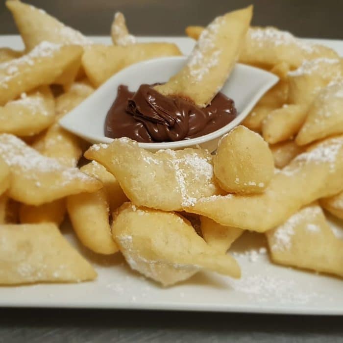 Des scunizielli avec de la pates à tartiner italienne à tremper